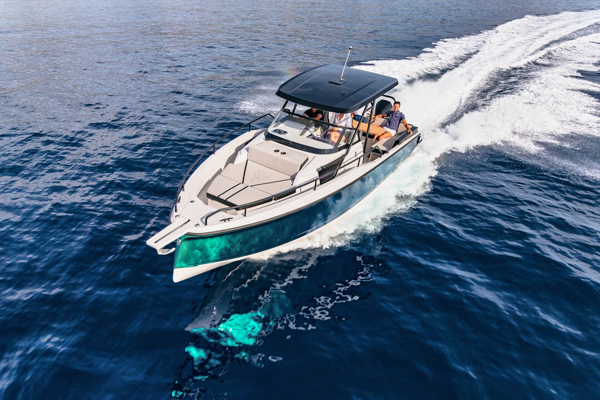 Ryck 280 navegando sobre aguas turquesa con casco iluminado