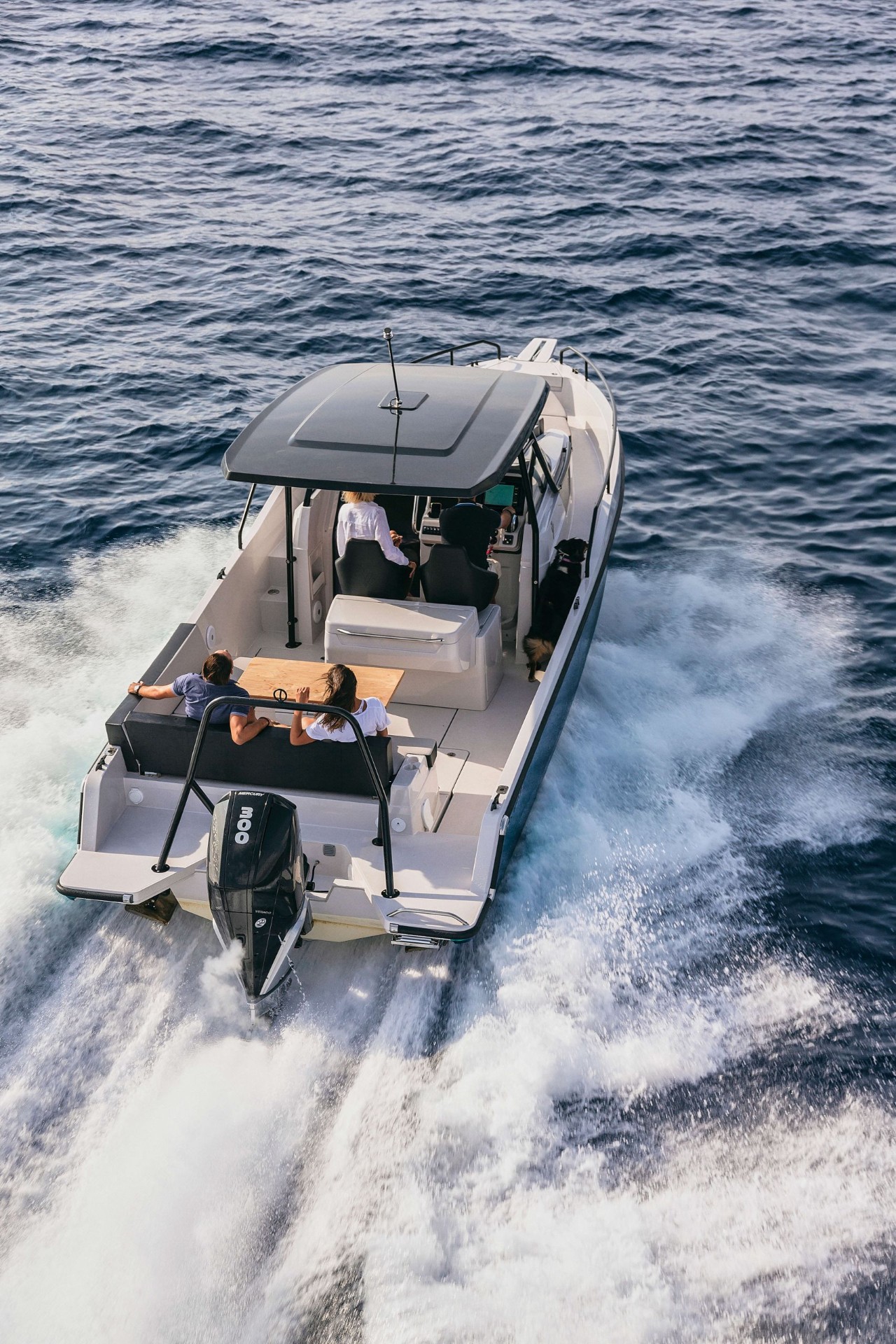 Ryck 280 navegando con la mesa central desplegada
